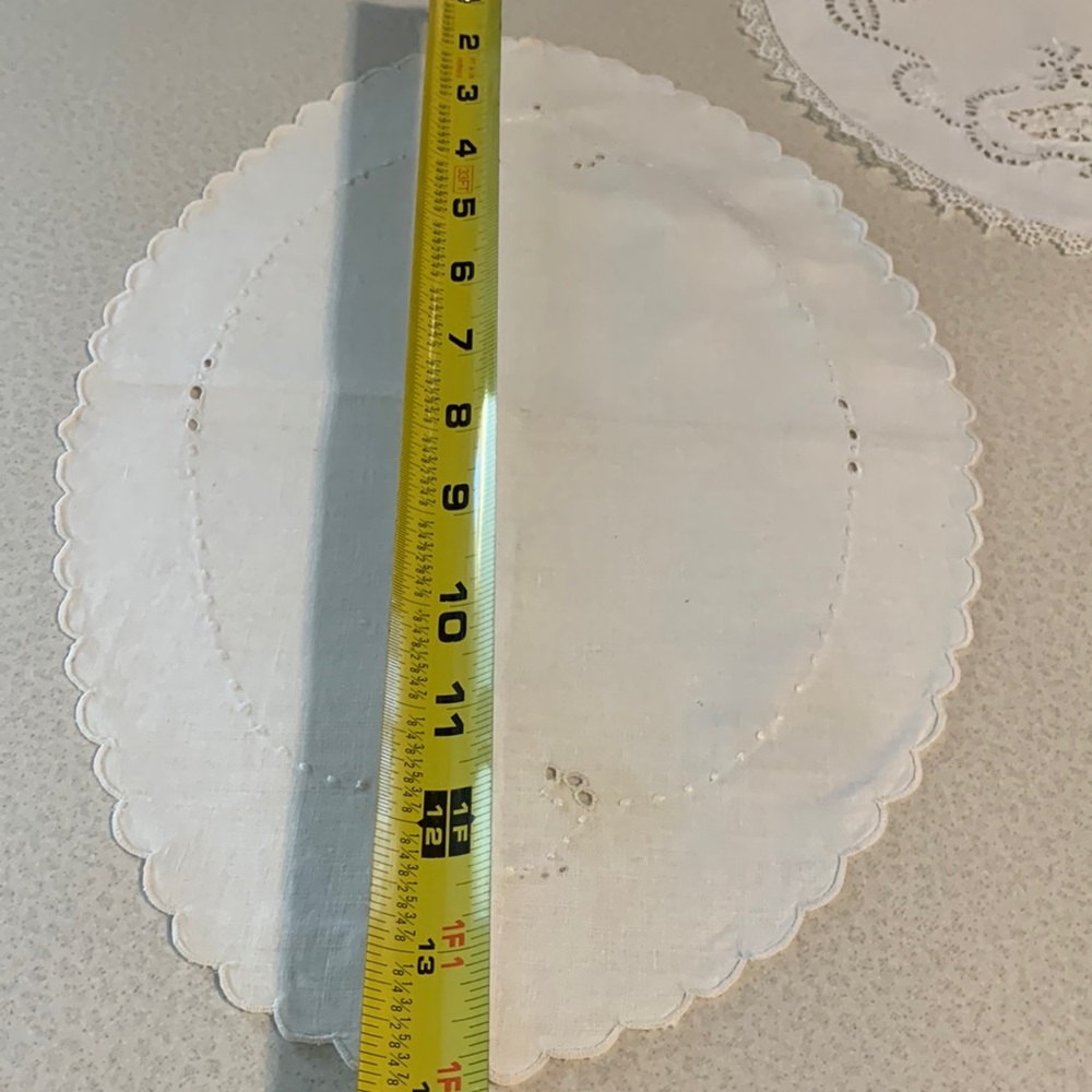 10 vintage oval and round doilies